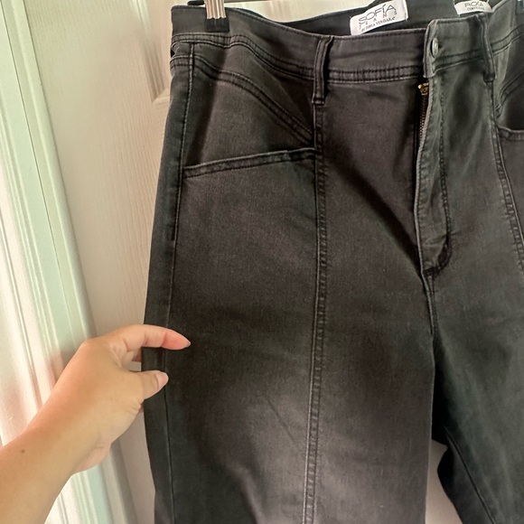 2 pairs of Sofia Vegara High-Waisted Jeans - Picture 3 of 15